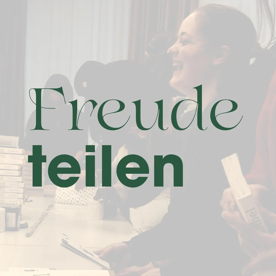 „Freude teilen“ – lachende Frau beim Packen von Starterpaketen