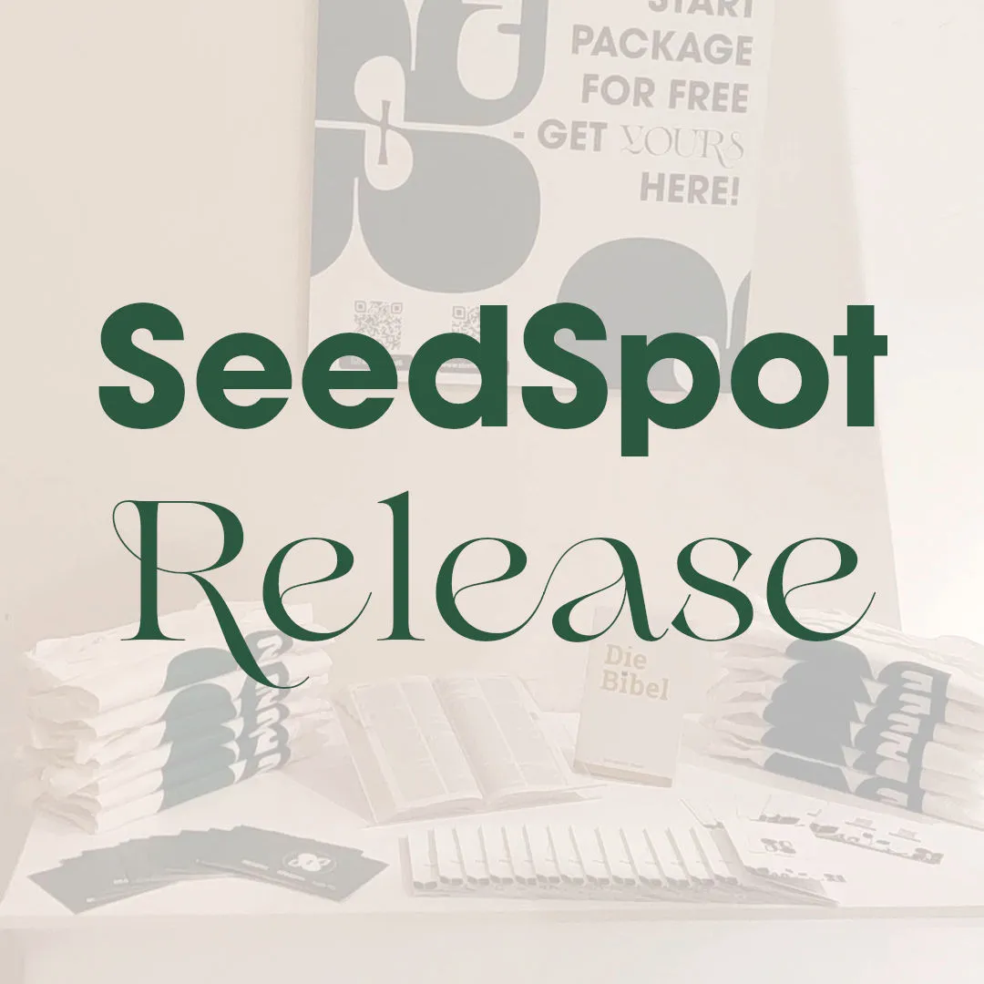 „SeedSpot Release“ – Tisch mit Starterpaketen, Bibel und Plakat